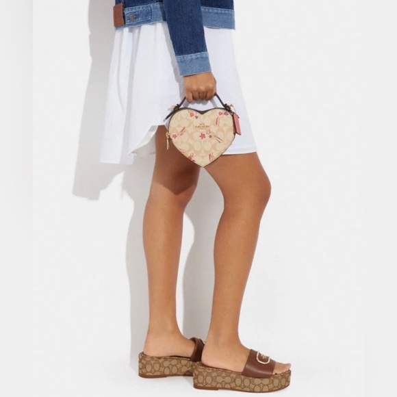 NWT never being open still in plastic Coach Heart Cheap Crossbody bag 💕SOLD💕 - Picture 4 of 9